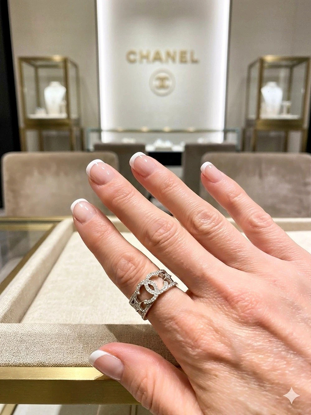 ChaneI Logo Ring 💍 with Stars ⭐️ in Gold & Crystal